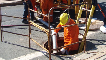 Rifacimento della rete fognaria: senso unico alternato in una via cittadina