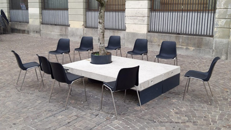 Dehors improvvisati dai giovani in piazza