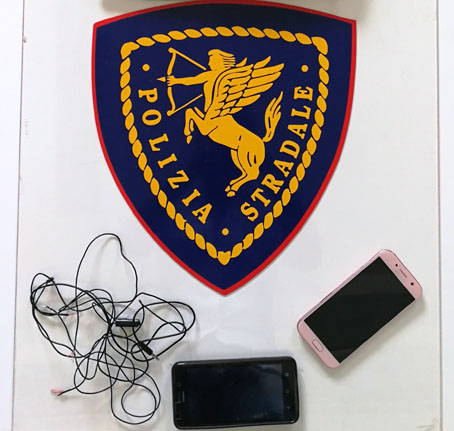All'esame di teoria per la patente con smartphone e auricolare: denunciato