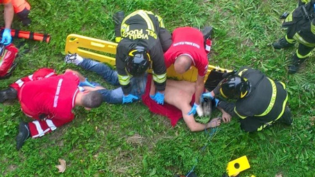 Cade dal ponte del Castello e finisce nel fossato
