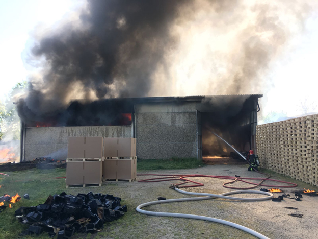 Borgolavezzaro: incendio in una ditta di prodotti plastici. Foto