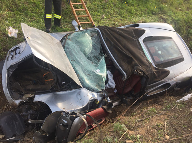 Ferrari 360 esce di strada e si ribalta: i vigili del fuoco estraggono il conducente. Foto