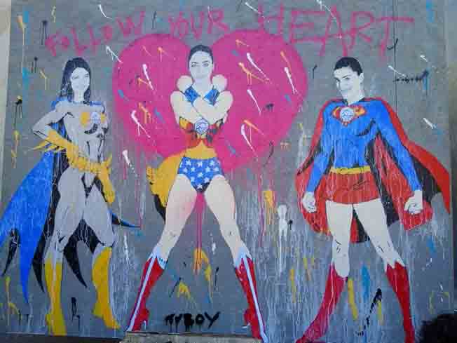 Atlete della Igor nell'opera di street-art di TvBoy. Foto