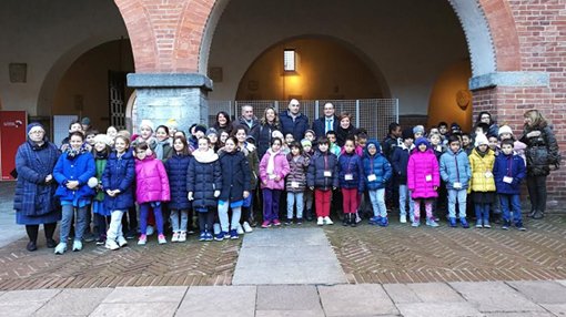 I pensierini natalizi dei bambini al Broletto e sui bus cittadini