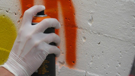 Scritte razziste e svastiche nel sottopassaggio: stigmatizzazione del consiglio comunale