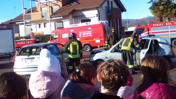 Alunni delle scuole all'esercitazione dei Vigili del Fuoco per Santa Barbara. Foto