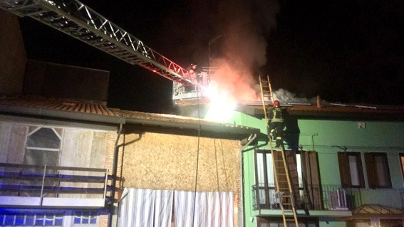 Tetto in fiamme a Cameri: intervento dei vigili del fuoco