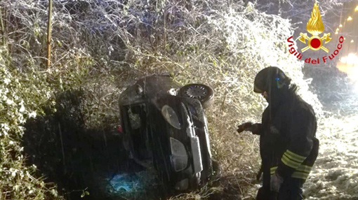 Auto ribaltata a Gozzano: il conducente incastrato, liberato dai vigili del fuoco