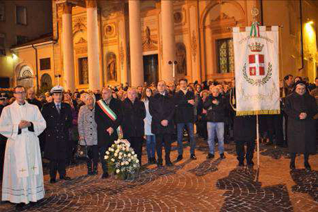 Immacolata: omaggio alla statua in piazza a Borgomanero