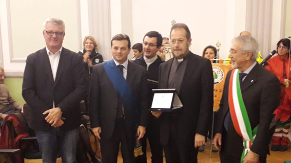Lesa: consegnato il premio "L'Ago Maggiore" a don Massimo Galbiati. Foto