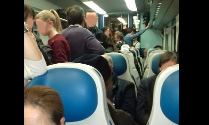 Treno per Milano strapieno, ma non ci si può sedere in 1^ classe, una pendolare: “Vergogna”