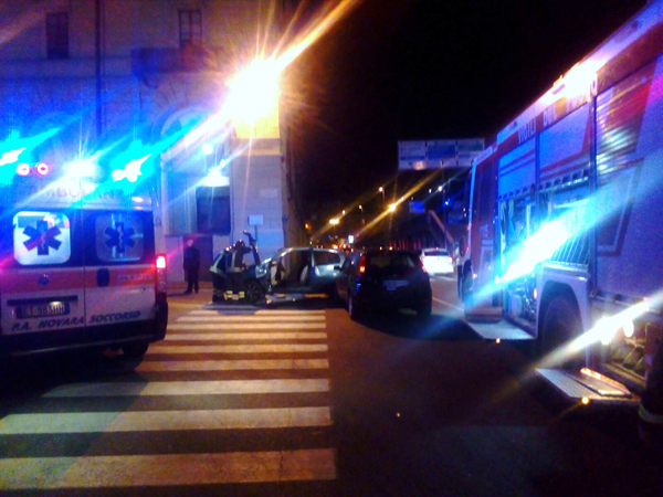 Scontro fra auto in città: i vigili del fuoco estraggono una persona incastrata