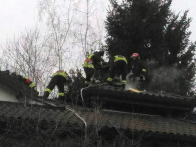 S'incendia un tetto: vigili del fuoco in azione