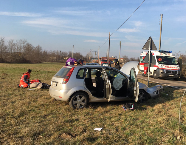 Incidente fra due auto: tre in ospedale, fra cui una bambina