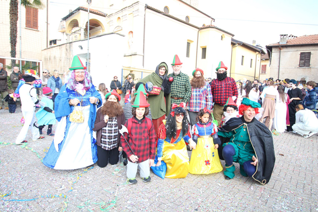 Carnevale con sfilata e balli e giochi all'oratorio