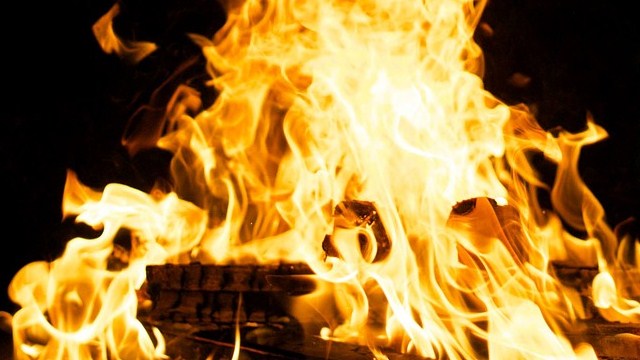 Attesa per il tradizionale falò di Sant'Antonio