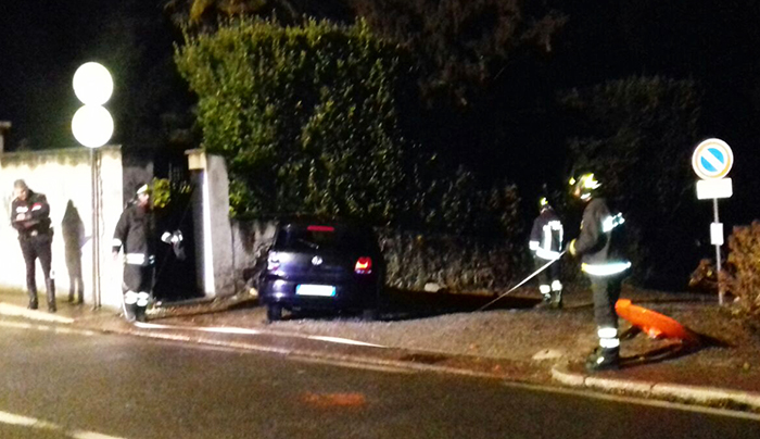 Auto contro muro, conducente ferito incastrato tra le lamiere. Foto