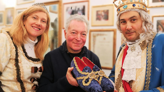 Il "calzolaio dei grandi" ha realizzato le nuove scarpe di Re Biscottino