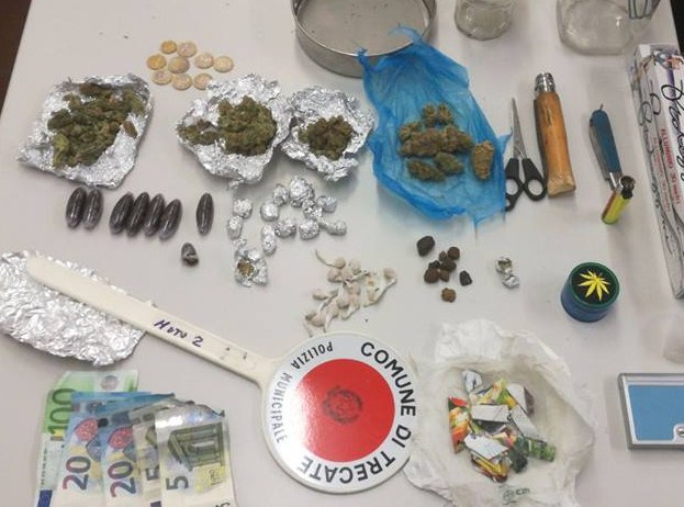 Aizza il cane contro gli agenti che l'hanno trovato con droga: arrestato