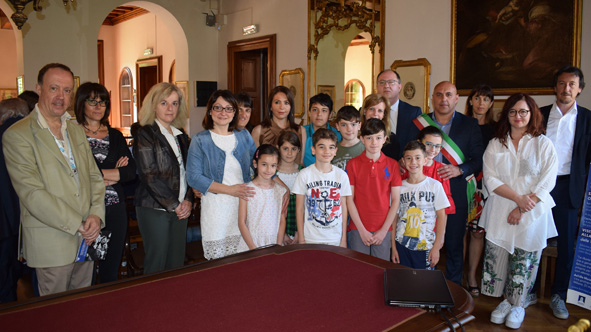 Consegnata la Costituzione alle scuole cittadine