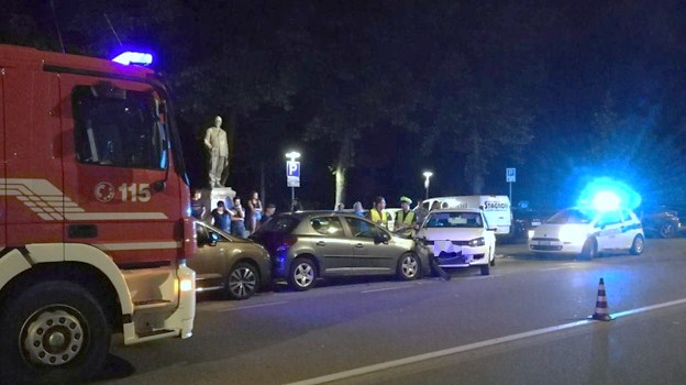 Perde il controllo dell'auto, finisce addosso ad altri mezzi e si ribalta: tre feriti
