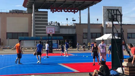Un camp internazionale di basket nel parcheggio dell'Ipercoop