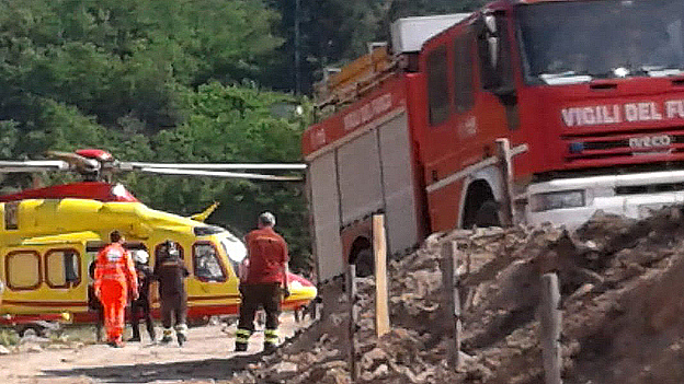 Cade in un burrone mentre lavora in un bosco: soccorso dai vigili del fuoco