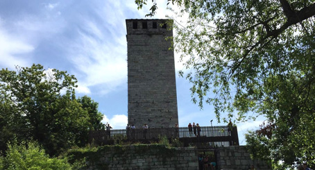 Giovani Ciceroni del consiglio dei ragazzi alla camminata "Tutti alla torre". Foto