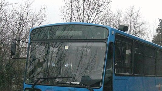 Bus urta cartello stradale in manovra: danni al mezzo