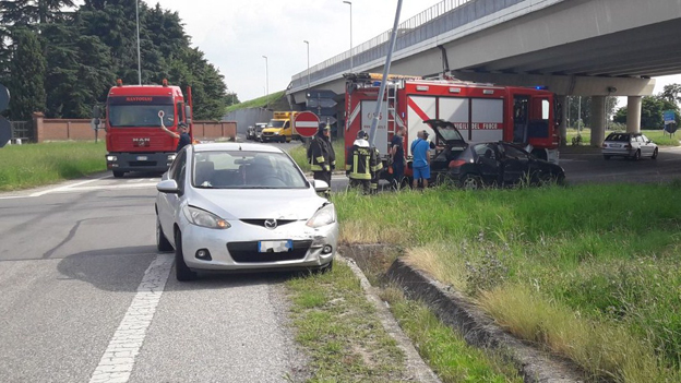 Scontro fra due auto: un ferito incastrato, liberato dai vigili del fuoco