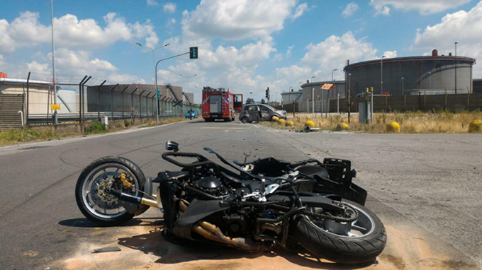 Scontro auto-moto sulla sp11: due feriti