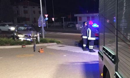 Sbatte contro un palo davanti al Mc Donalds, illeso