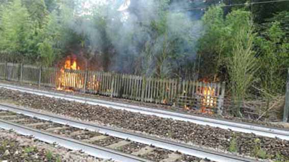 Sterpaglie in fiamme lungo la massicciata