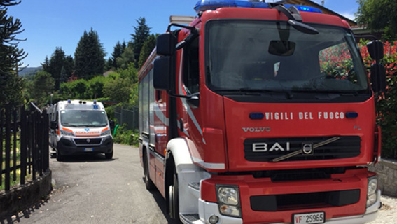 Resta incastrata con un braccio in un cancello: anziana liberata dai vigili del fuoco