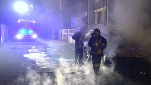Auto in fiamme nella notte: intervenuti i vigili del fuoco