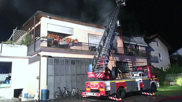 Casa in fiamme: proprietari blocccati su un terrazzo evacuati dai vigili del fuoco