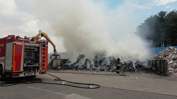 Borgo Ticino: incendio alla piattaforma ecologica