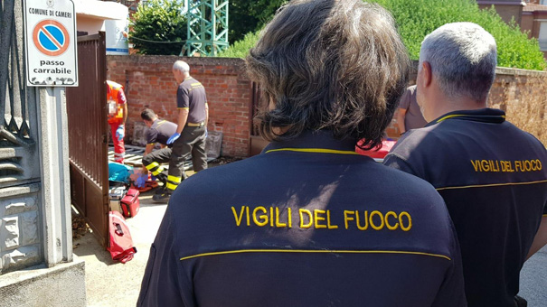 Cade ringhiera in cemento: una persona ferita