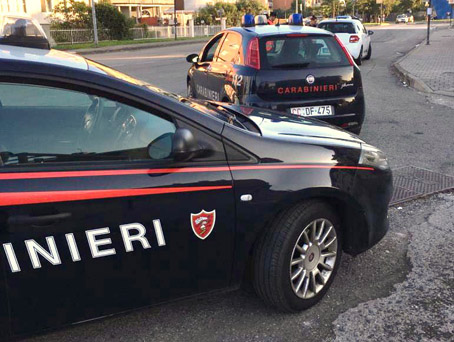 Tenta rapina in farmacia scagliando una bottiglia: arrestata