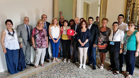 Tribunale: consegnato un defibrillatore