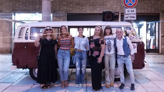 Successo per la serata "Flower Power". Foto