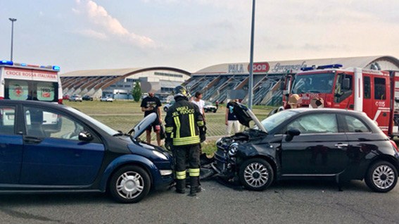 Frontale fra due auto in città: non ci sono feriti gravi