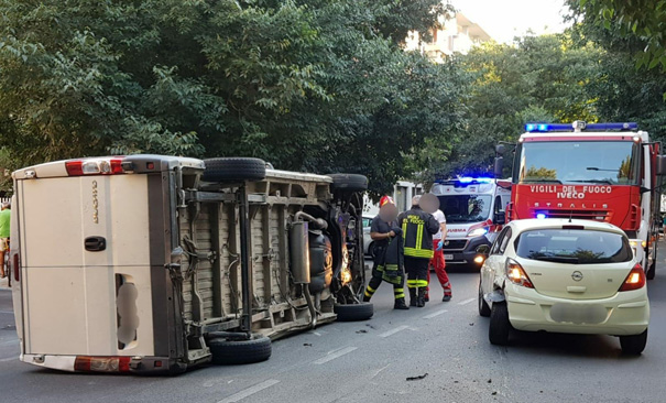 Incidente fra auto e furgone: un ferito