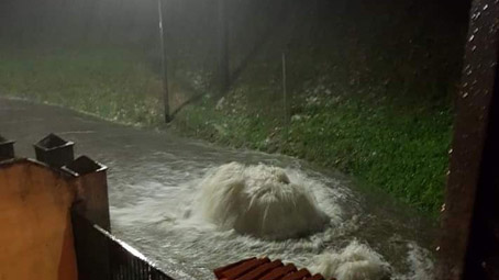 Oleggio: grandine, smottamenti, strade allagate per un forte temporale. Foto