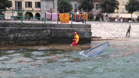 Recuperata imbarcazione rovesciata davanti piazza del Popolo