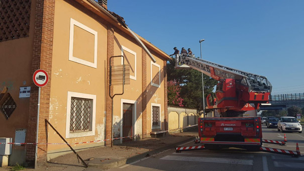 Crolla il tetto di una palazzina disabitata