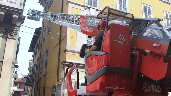 Cadono calcinacci in centro: rimossi dai vigili del fuoco