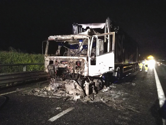 Autoarticolato in fiamme sulla A4