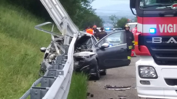 A8: auto si schianta contro il guard-rail. Ferita una donna