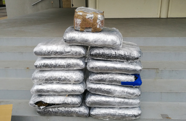 Droga: la polizia stradale sequestra 85 kg di marijuana a bordo di un'auto
